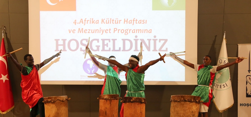 Afrikalı öğrencilerin renkli mezuniyet töreni