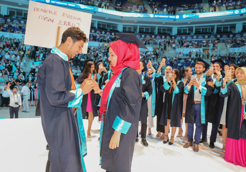Üsküdar Üniversitesi görkemli törenle 4. mezunlarını uğurladı 6