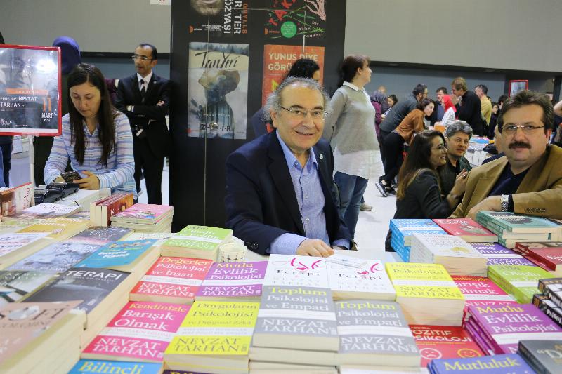Prof. Dr. Nevzat Tarhan 5. Uluslararası CNR Kitap Fuarında okurlarıyla buluştu