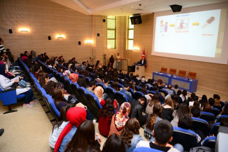 Prof. Dr. Muhsin Konuk, Farmakogenetikte Üsküdar Üniversitesi örneğini anlattı