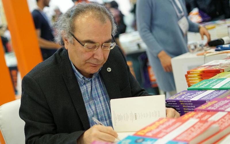 Prof. Dr. Nevzat Tarhan hafta sonu TÜYAP’ta kitaplarını imzaladı 4