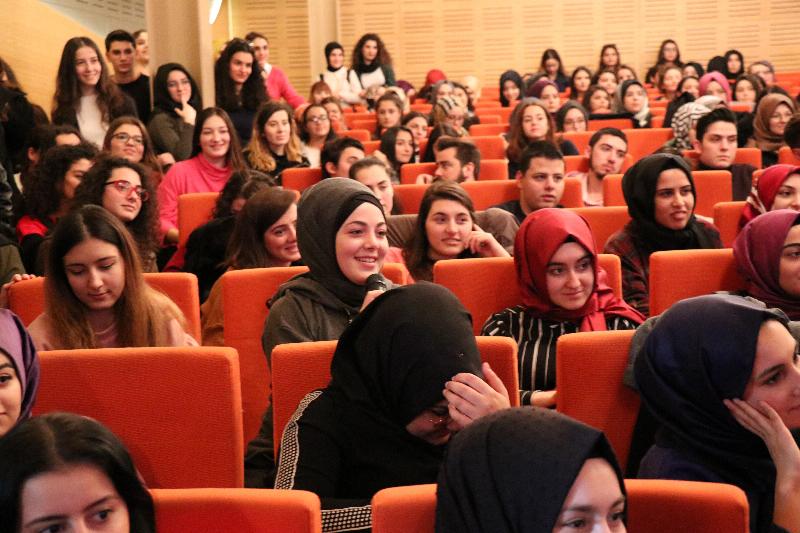 Ünlü çift Üsküdar Üniversitesinde öğrencilerle buluştu 4