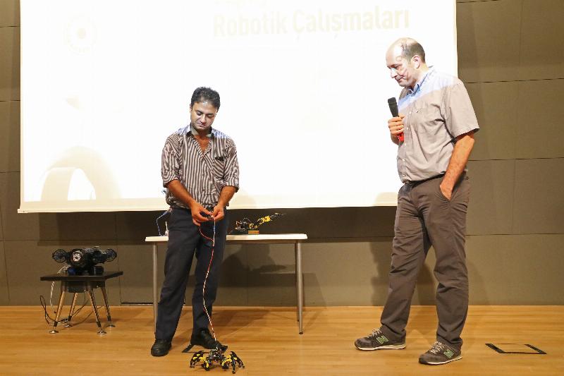 Üsküdar Üniversitesinde yapay zekâ ve robotik çalışmalar konuşuldu