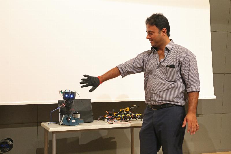 Üsküdar Üniversitesinde yapay zekâ ve robotik çalışmalar konuşuldu 3
