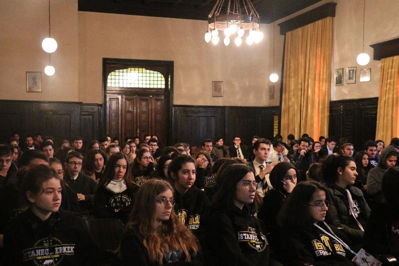 Prof. Dr. Sevil Atasoy İstanbul Erkek Lisesinde öğrencilerle buluştu 3