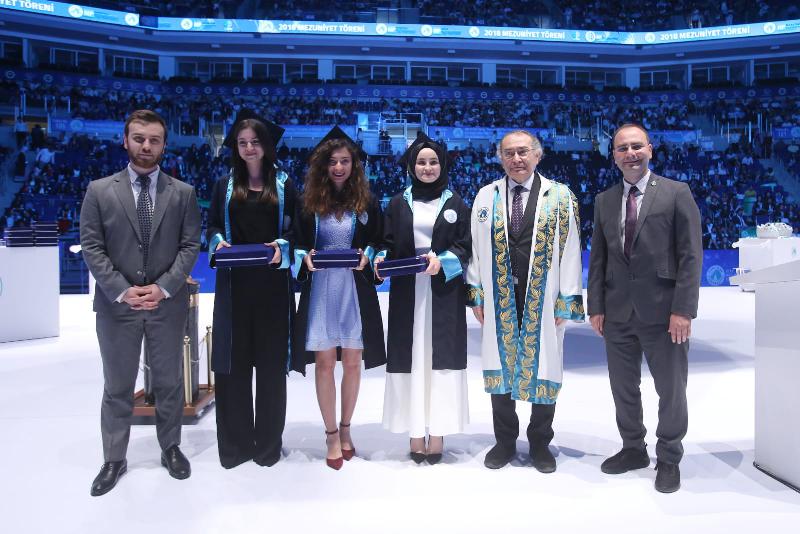 Üsküdar Üniversitesi’nin mezuniyet coşkusu 4