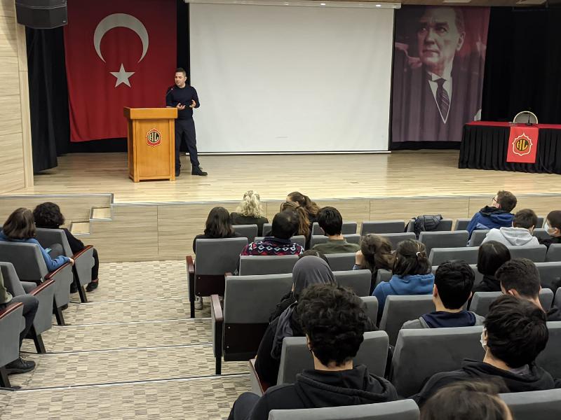 Doç. Dr. Kaan Yılancıoğlu Kabataş Erkek Lisesi Öğrencileriyle buluştu