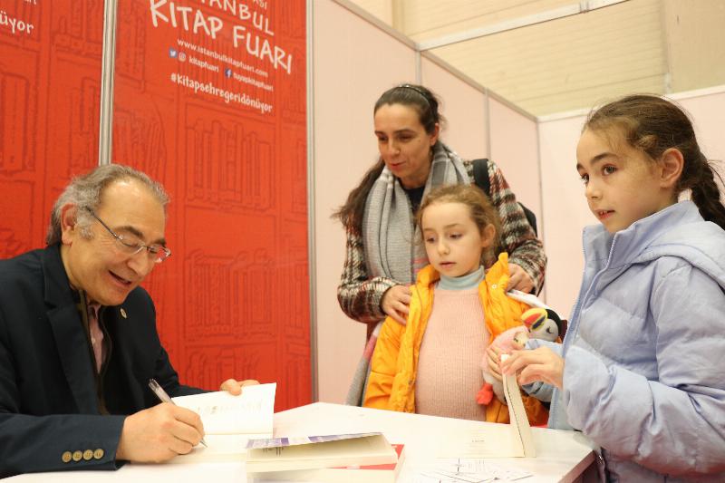 Prof. Dr. Nevzat Tarhan’a İstanbul TÜYAP kitap fuarında yoğun ilgi… 12
