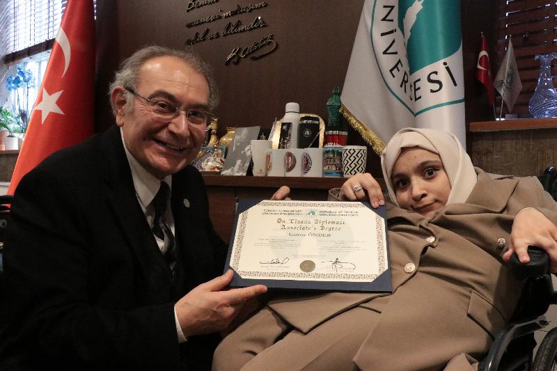 Diplomasını Prof. Dr. Nevzat Tarhan’ın elinden aldı